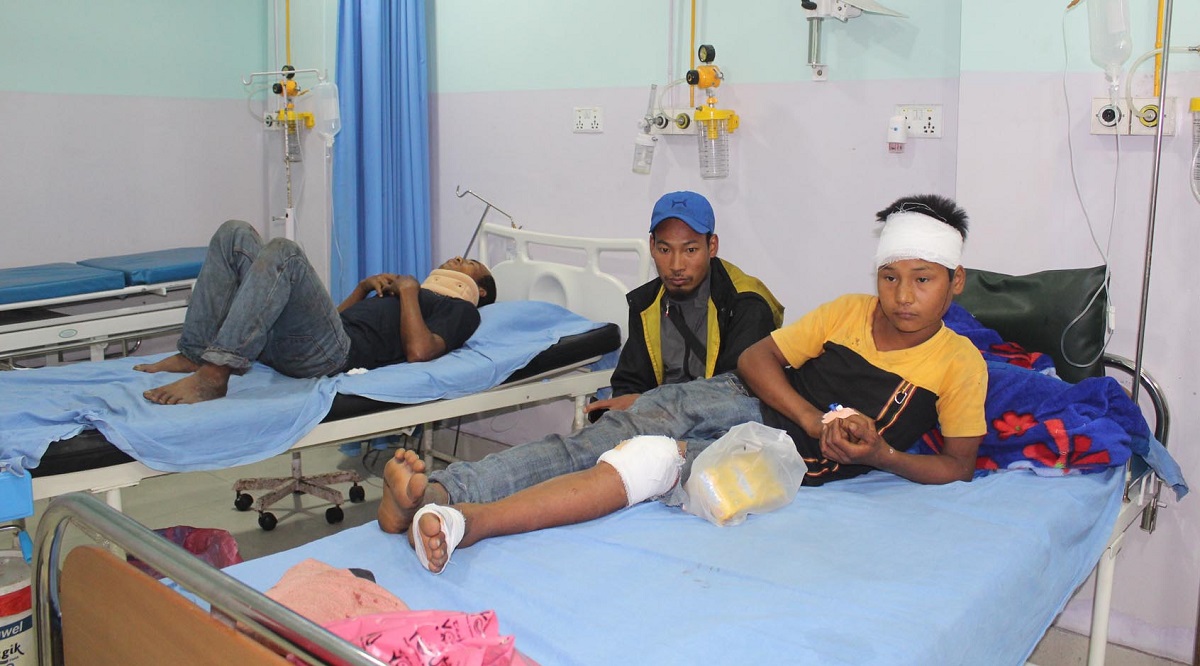 जितपुर—सिमरा उपमहानगरपालिकामा भएको बस दुर्घटनामा घाइते भएका १५ वर्षीय बिरोज पाख्रिन। तस्बिरः अञ्जली थापा/ रासस